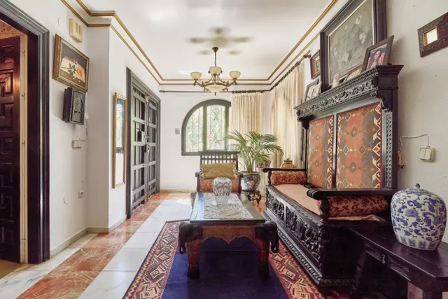 VENTA DE VILLA PAREADA EN EL CENTRO DE MARBELLA. 8 DORMITORIOS, JARDÍN CON PISCINA Y PARKING. — 11