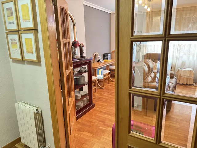PISO EN VENTA CON 3 DORMITORIOS, 2 BAÑOS Y TRASTERO EN ZONA  - foto 4
