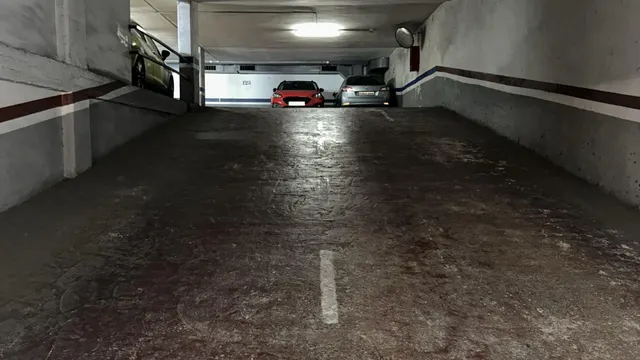 Garaje en venta en Calle de Guitard — 4