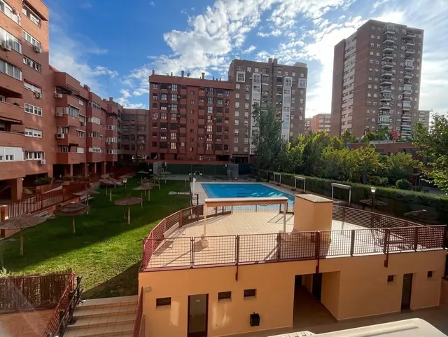 Piso exterior con piscina y muy luminoso en calle Querol,8 — 16