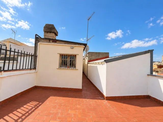 Descubre tu próximo hogar en Barcelona en calle Riera Alta — 14