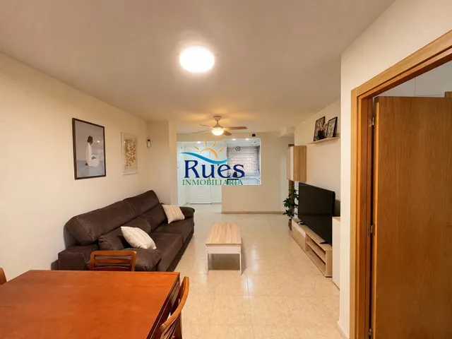 Piso reformado en primera línea del mar con terraza y piscina comunitaria — 16