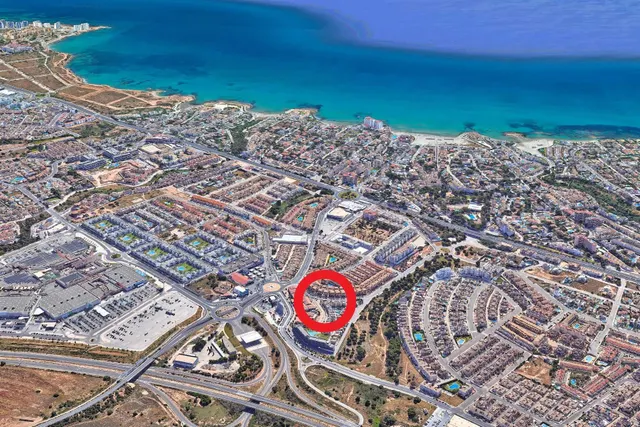 Planta baja moderna (aprox. 63 m2) con 2 dormitorios, 2 baños y amplia terraza/jardín. Gran zona de piscina, cerca del La Zenia Boulevard, ¡y a 15 minutos a pie de la Playa de La Zenia! — 43