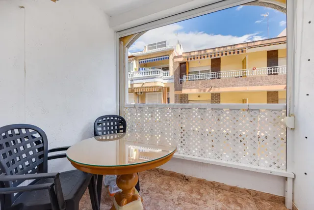 Apartamento de dos dormitorios a escasos 150 metros de la playa del cura, en torrevieja — 2