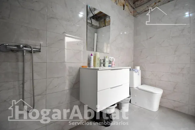 CASA ACOGEDORA Y SEMIREFORMADA CON PATIO — 25