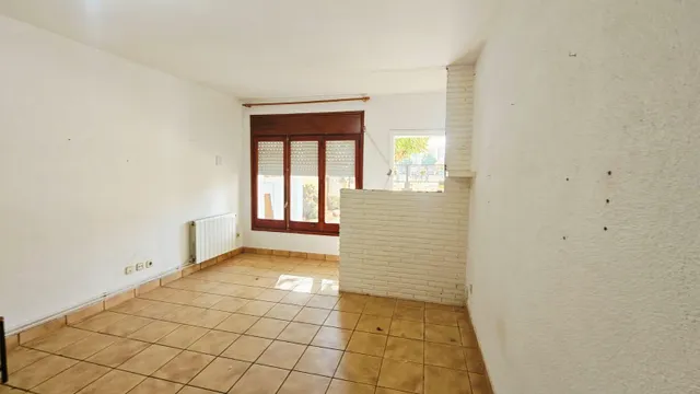 VIVIENDA EN PLANTA BAJA CON 2 VECINOS CON JARDÍN — 33