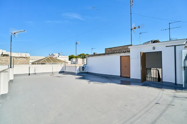 Piso en calle Tornería junto a Hotel María Luisa — 33