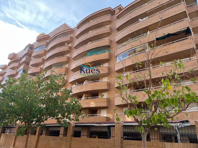 Piso reformado en primera línea del mar con terraza y piscina comunitaria — 42