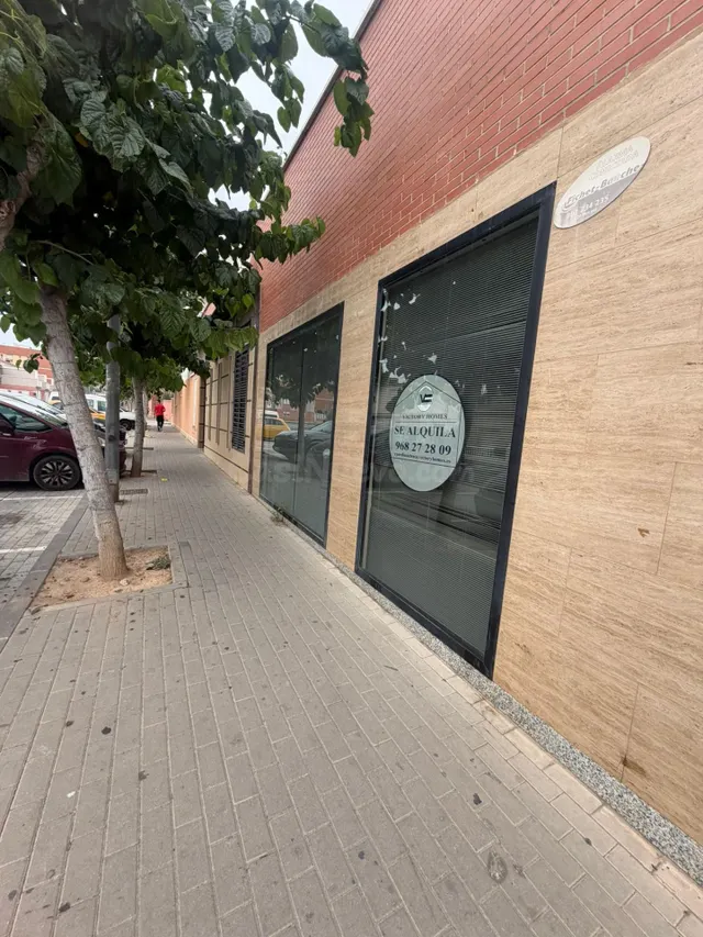 Local comercial de 111 m2 con gran potencial en El Campillo  - foto 2