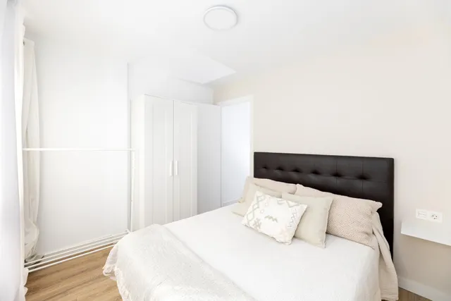 ¡Vive en pleno centro de Granada! Piso de 2 habitaciones con ascensor. — 17