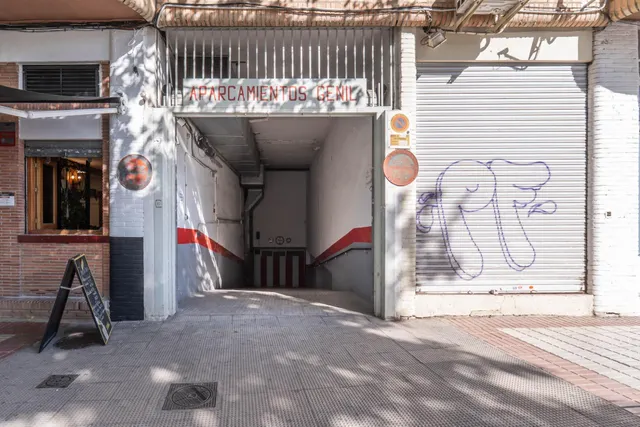 Plaza de garaje cerrado con estanterías en parque Genil cerca de Hospital La Inmaculada — 7