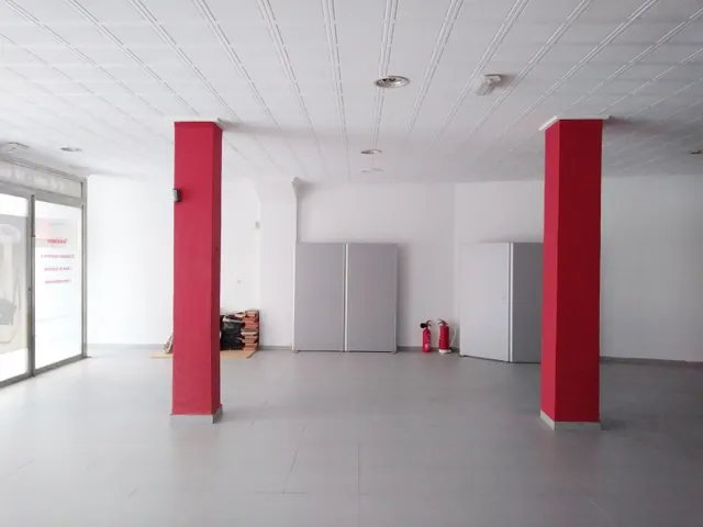 Local comercial de amplias dimensiones con ventanales de acero en zona Miguel Hernández de Alacuás — 4