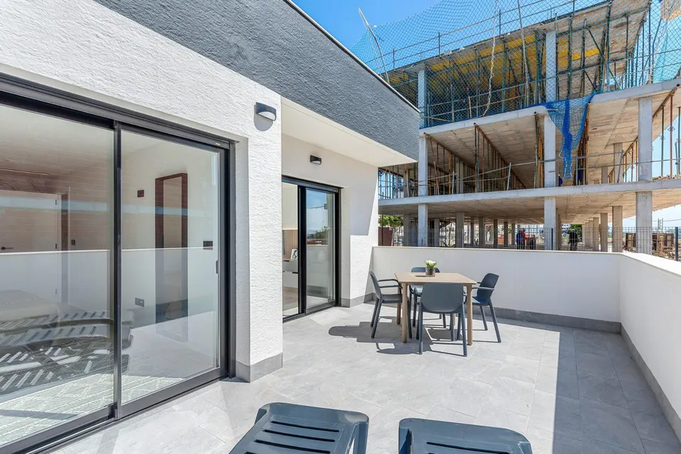 Apartamentos turísticos de obra nueva con licencia y vistas a la laguna en El Raso, Guardamar del Segura