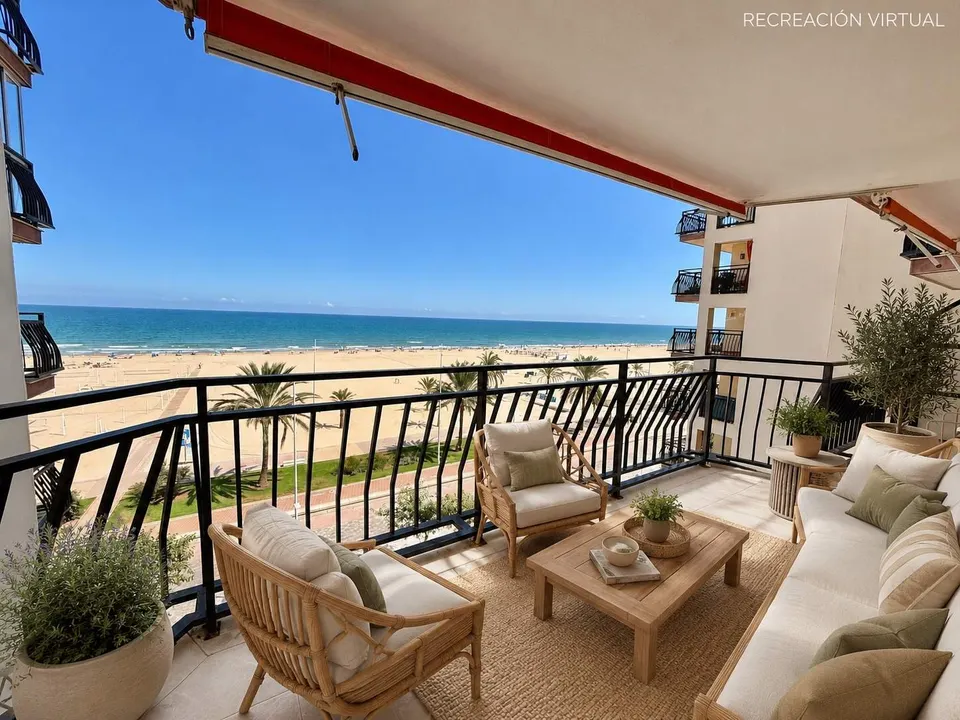 Apartamento en primera línea de playa de Gandia en residencial con piscina comunitaria, garaje y trastero.