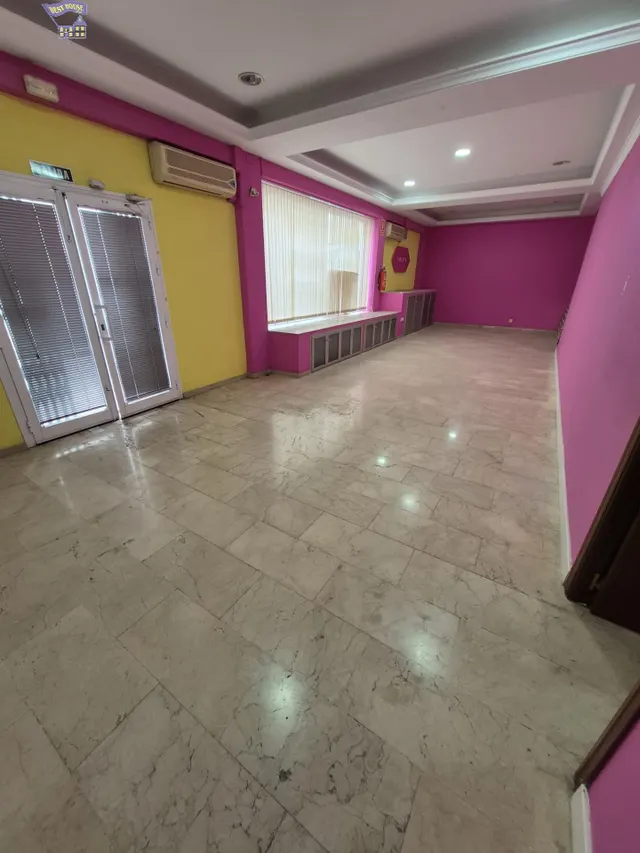 SE VENDE LOCAL COMERCIAL EN ZONA CENTRO — 2