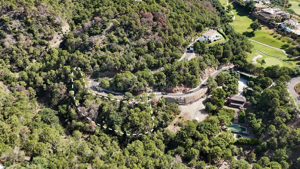 Parcela exclusiva en urbanización cerrada Benahavís