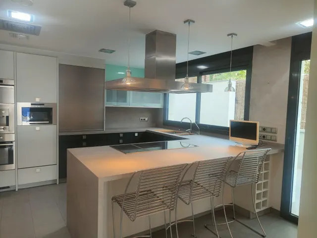 Exclusiva villa de lujo en Ciutat Diagonal, Esplugues de Llobregat, con vistas panorámicas a Barcelona y al mar — 33