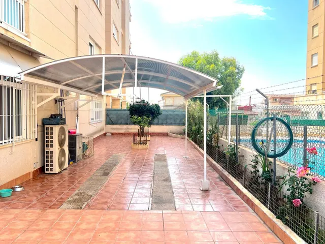 PLANTA BAJA EN NUEVA TORREVIEJA CON MAS DE 200M2 DE PARCELA - foto 2