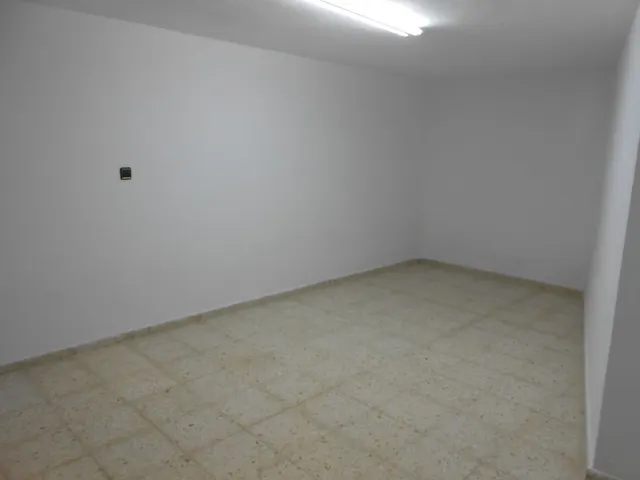 LOCAL MUY CENTRICO CON ESCAPARATE — 4