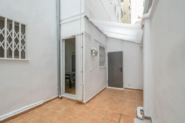 BAJO CON DISTRIBUCIÓN DE VIVIENDA Y PATIO EN GRAU DE VALENCIA — 21