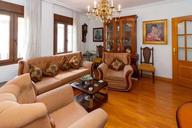PISO EN CASCO ANTIGUO DE TRES DORMITORIOS, DOS BAÑOS,GARAJE Y TRASTERO. — 2