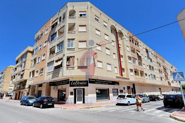 ¡Vivienda de dos dormitorios con piscina comunitaria a 550 m - foto 3
