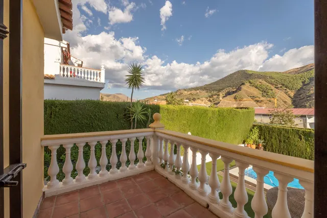 CHALET CON PISCINA Y JARDÍN A SOLO 10 MINUTOS DE GRANADA — 35