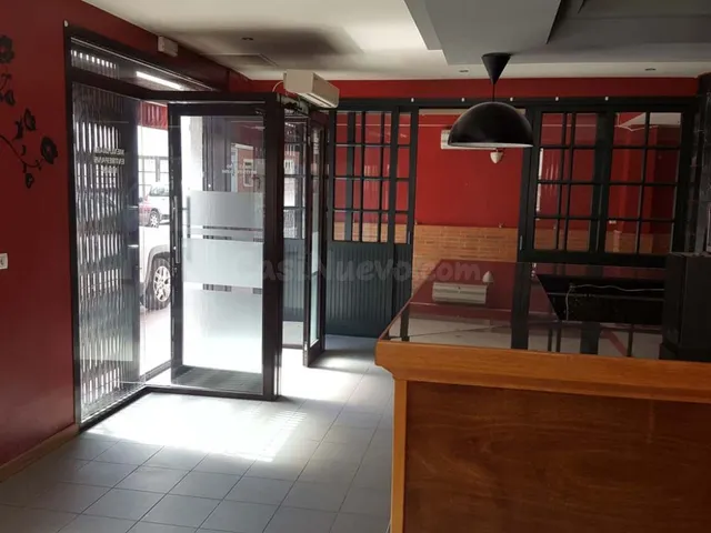 Local comercial con escaparates, esquinero, en el centro de  - foto 5