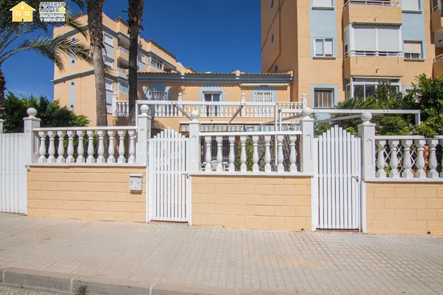 Bungalow en venta en urbanización Las Arenas 2, Arenales del Sol. — 42