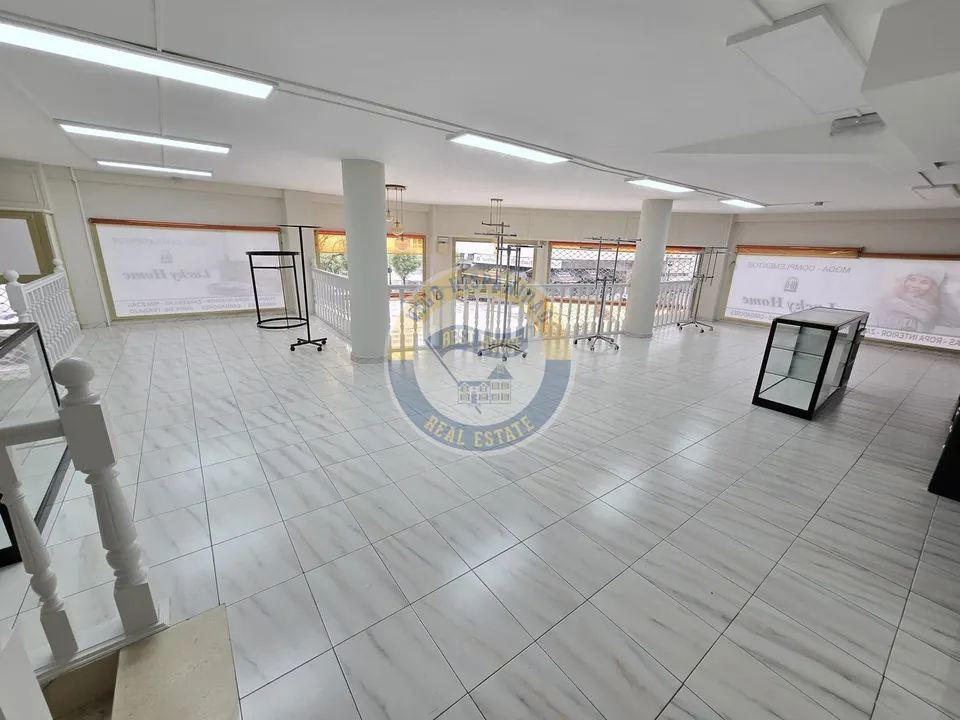 Bajo comercial de gran visibilidad