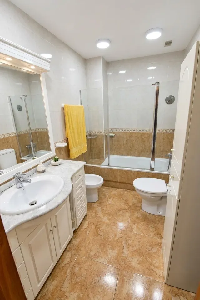 Piso en venta en el centro de Torrevieja con piscina comunitaria, a solo 250 metros de la Playa del Acequión — 6