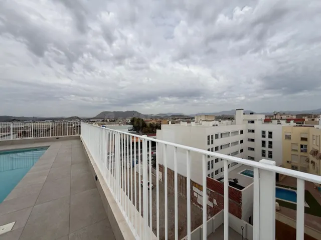 Luminoso apartamento semi-nuevo con terraza, piscina y parki