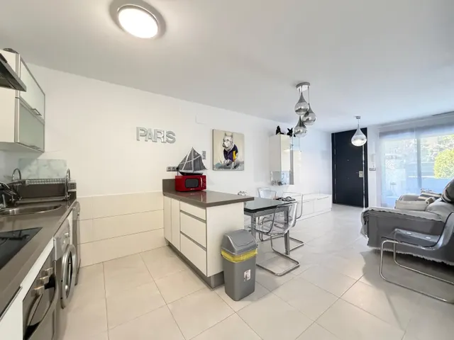 APARTAMENTO CON JARDÍN PRIVADO DE 30 M2 EN CAMPOAMOR. 3 DORM. 2 BAÑOS. CON PISCINA COMUN.SUPERFICIE DE 93 M2. — 16