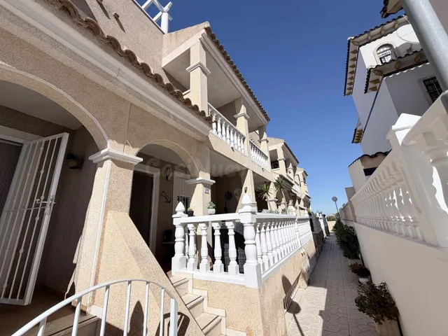 GRAN ADOSADO EN ORIHUELA COSTA: 3HAB, 2 BAÑOS - foto 2
