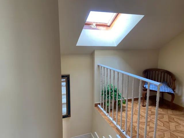 SE VENDE DÚPLEX AMUEBLADO. COCINA, SALÓN, 3 HAB., 2 BAÑOS, TRASTERO Y PLAZA DE GARAJE. — 19