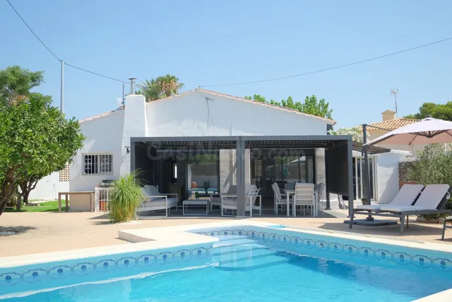 CALPE — VILLA CON PISCINA A POCA DISTANCIA A PIE DEL CENTRO  - foto 2