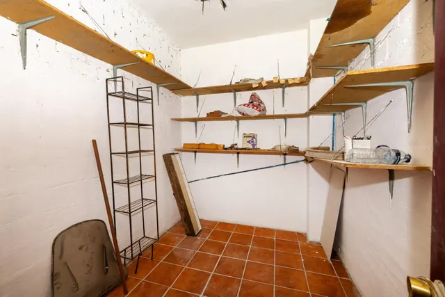 Local comercial junto a calle Alhamar. Ideal para oficina, despacho o almacén. Muy económico — 8