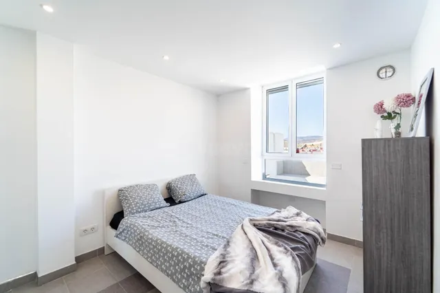 Apartamento renovado de 3 dormitorios con amplia terraza en Puerto Rico — 4