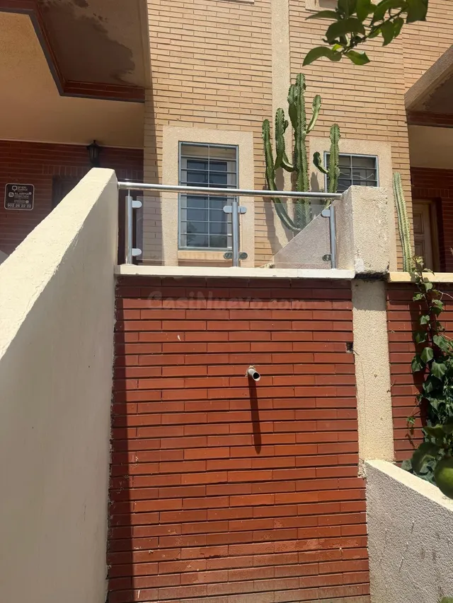 AMPLIO CHALET ADOSADO DE 220 m2 CON 5 DORMITORIOS, TERRAZAS  - foto 3