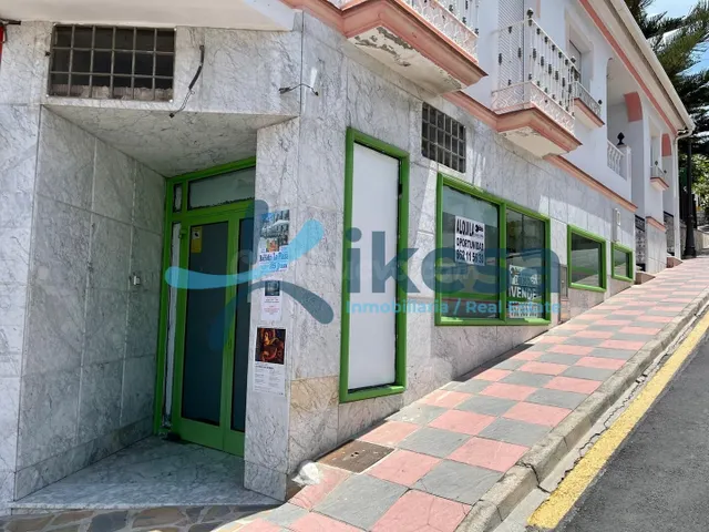 Venta de Local Comercial en Canillas de Albaida, Málaga.