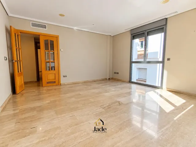 AMPLIO PISO SIN AMUEBLAR EN PLENO CENTRO – 3 DORMITORIOS Y 2 BAÑOS — 2