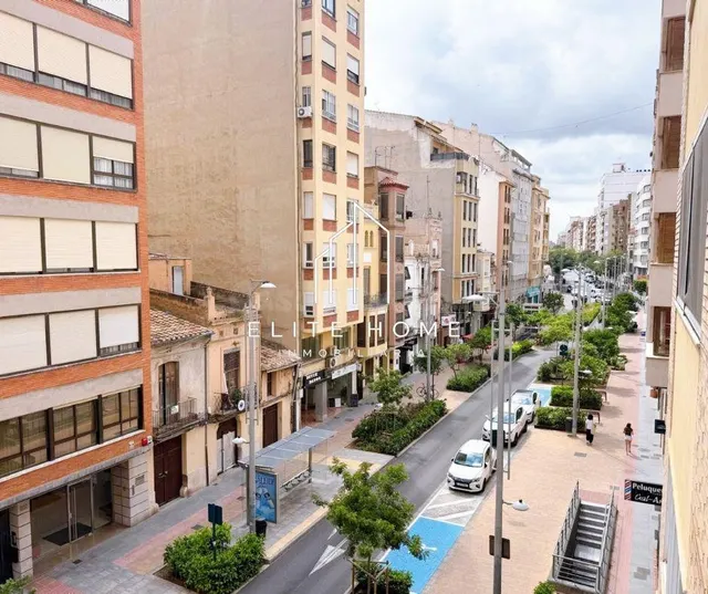 ÁMPLIO PISO DE 3 habitaciones Y 2 BAÑOS PARA REFORMAR EN PLE