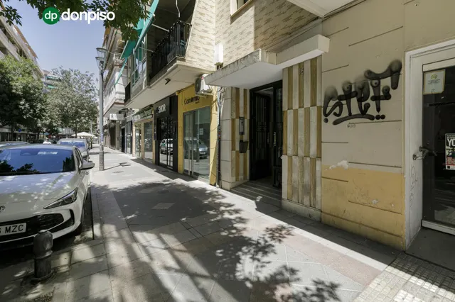 EXCLUSIVO PISO DE 253 m2 EN GRANADA CENTRO – 2.800 €/MES DE RENTABILIDAD — 35