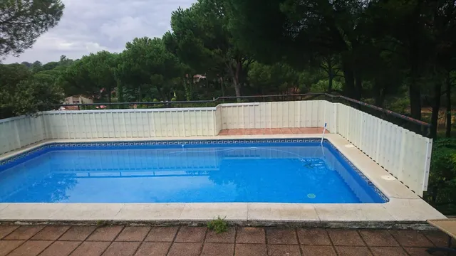 CASA CON PISCINA EN LAS JARAS, JUNTO AL LAGO. - foto 3