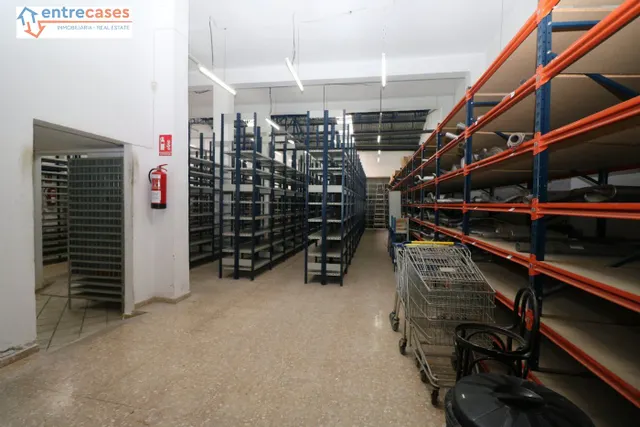 LOCAL COMERCIAL MUY ESPACIOSO PUERTA ACCESO CAMIONES — 30