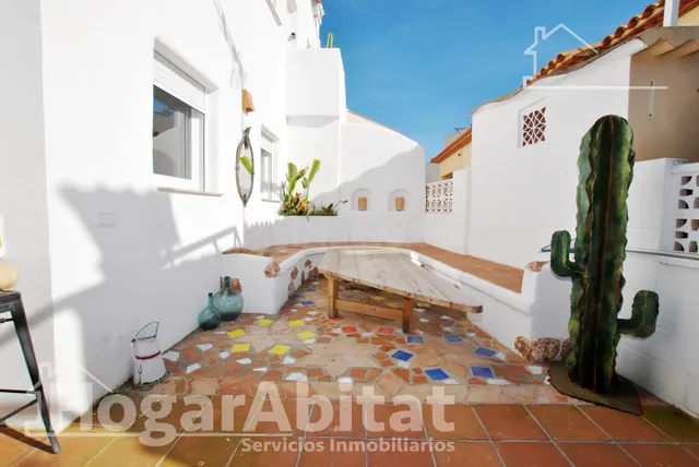 CASA SEMINUEVA Y ESQUINERA CON TERRAZA CERCA DE LA PLAYA - foto 3