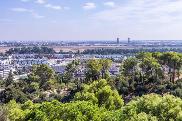 Piso reformado con espectaculares vistas de Sevilla, piscina y garaje doble en Mairena del Aljarafe — 3