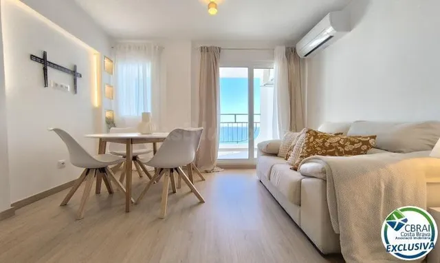 Apartamento en Primera Línea de Mar, Reformado, con Terraza  - foto 4