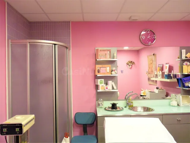 ES LLOGA PERRUQUERIA / ESTÉTICA A MANRESA! 21.500€ de traspà - foto 3