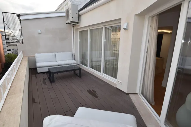 FABULOSO ATICO DE LUJO CON TERRAZA EN EL MEJOR TRAMO DE LAGA